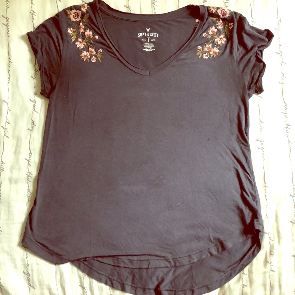 AEO embroidered V neck